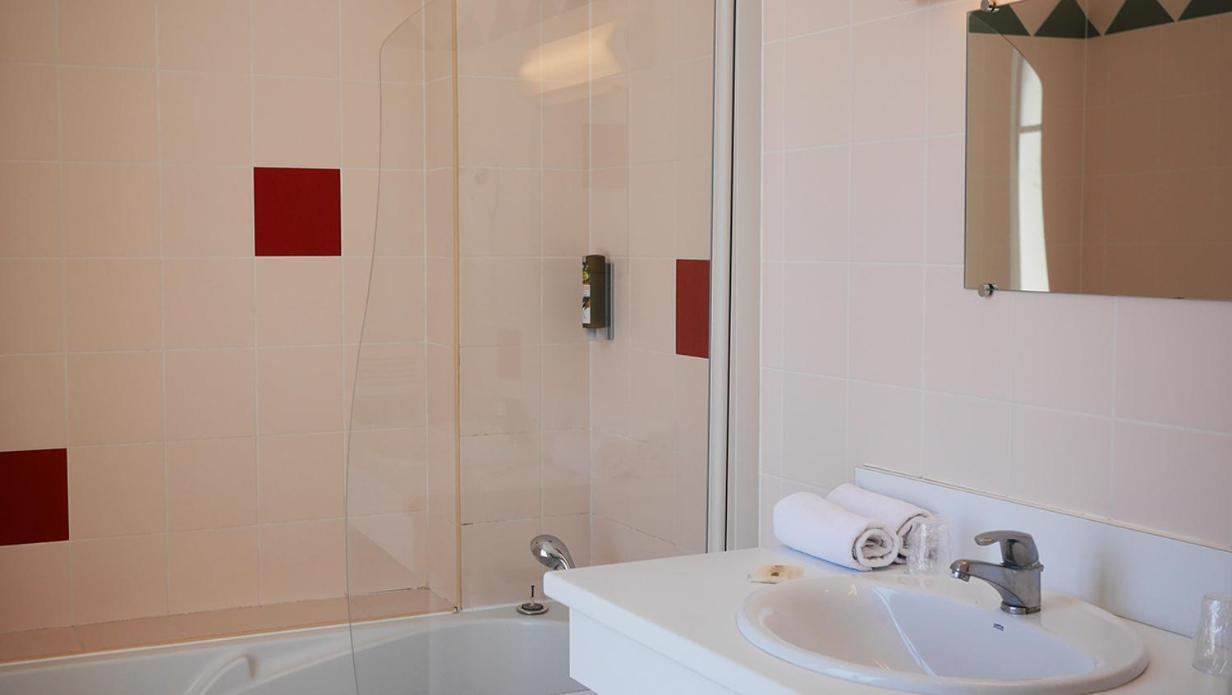 Logis Saint Louis Hotel La Suze-sur-Sarthe ภายนอก รูปภาพ