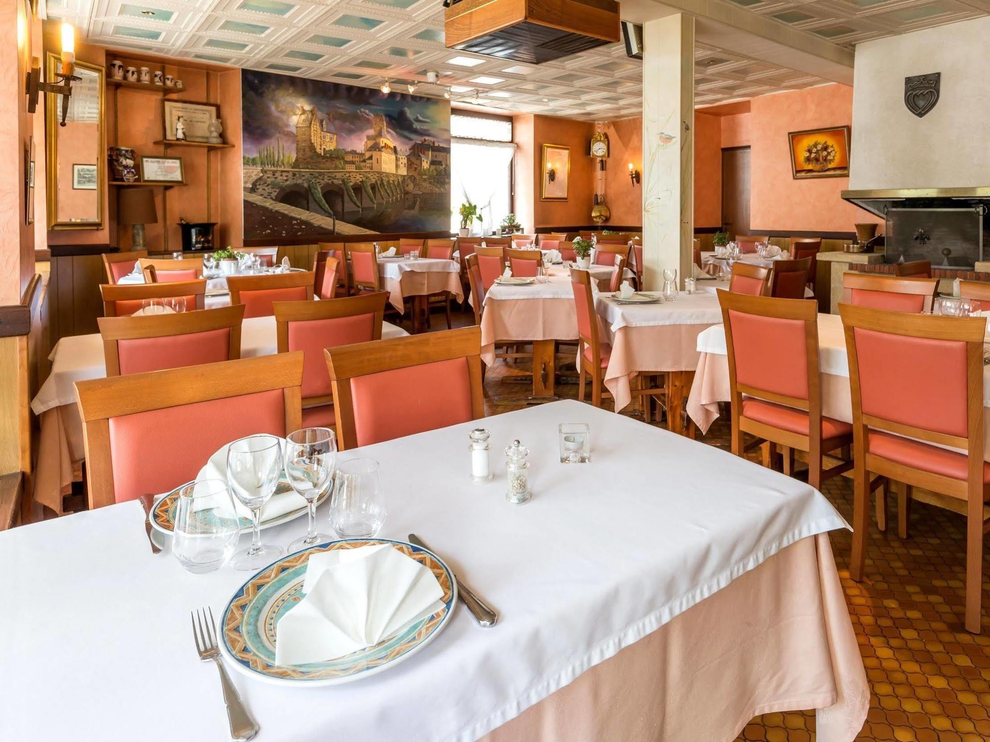 Logis Saint Louis Hotel La Suze-sur-Sarthe ภายนอก รูปภาพ
