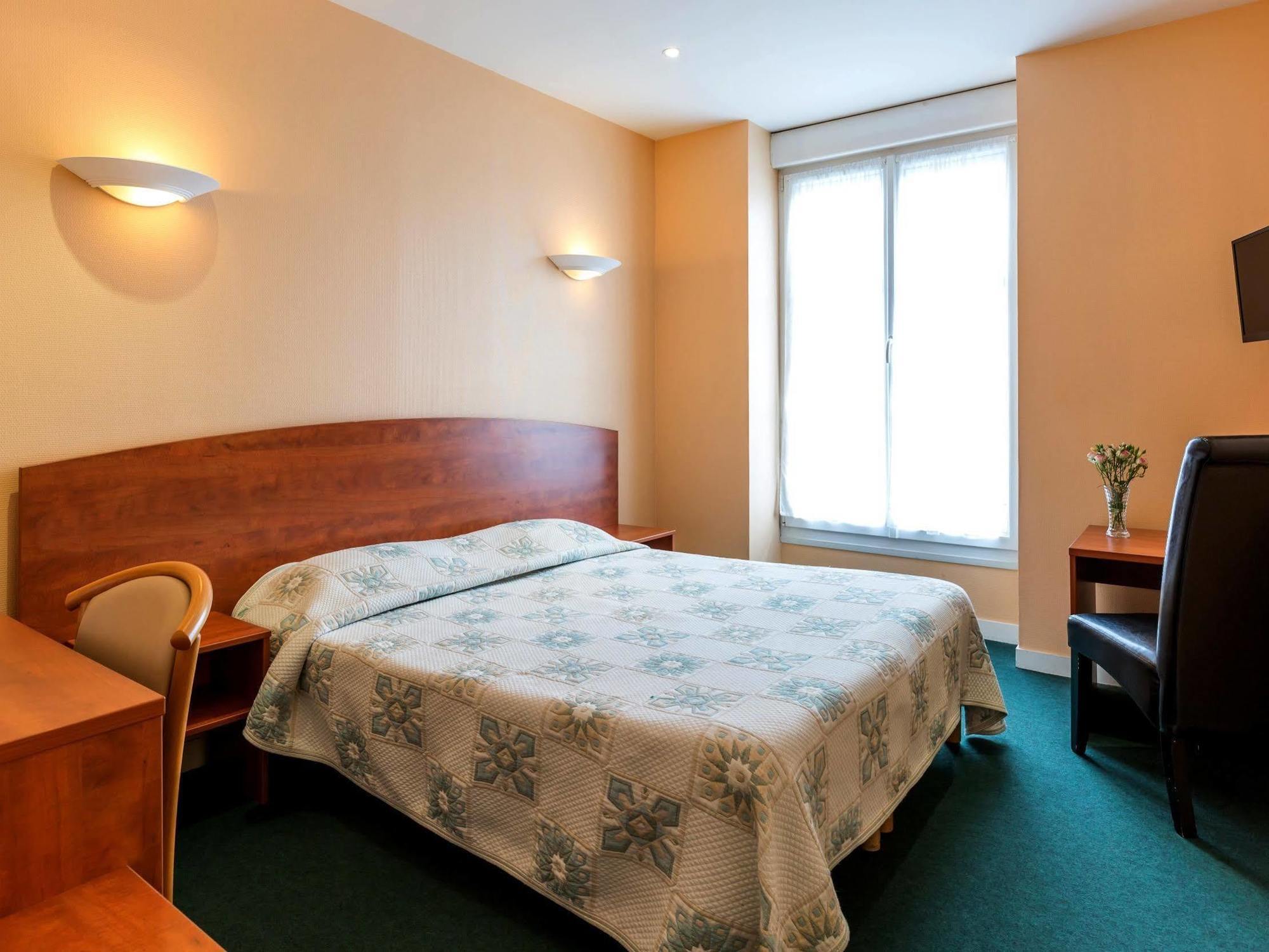 Logis Saint Louis Hotel La Suze-sur-Sarthe ภายนอก รูปภาพ