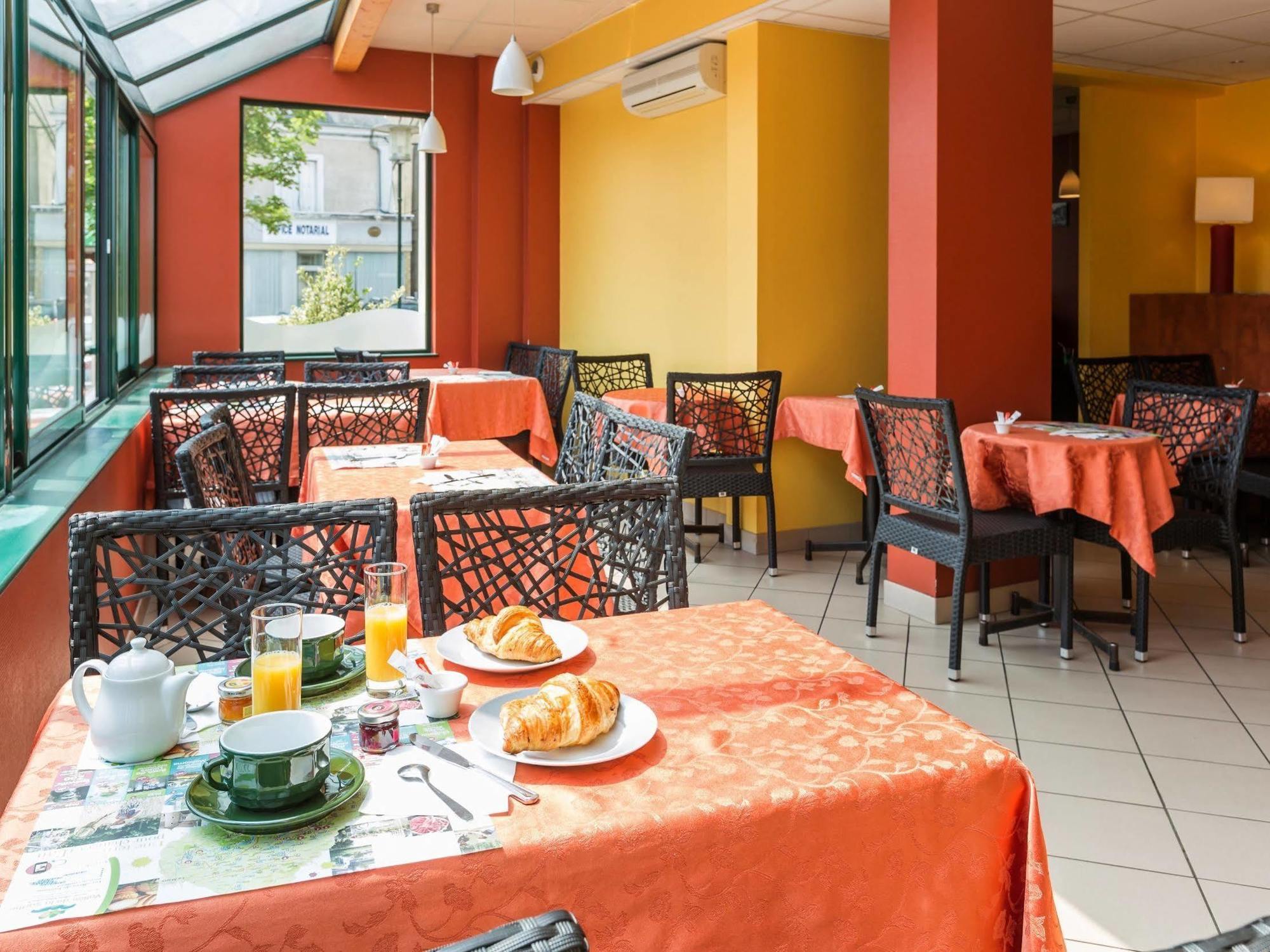 Logis Saint Louis Hotel La Suze-sur-Sarthe ภายนอก รูปภาพ