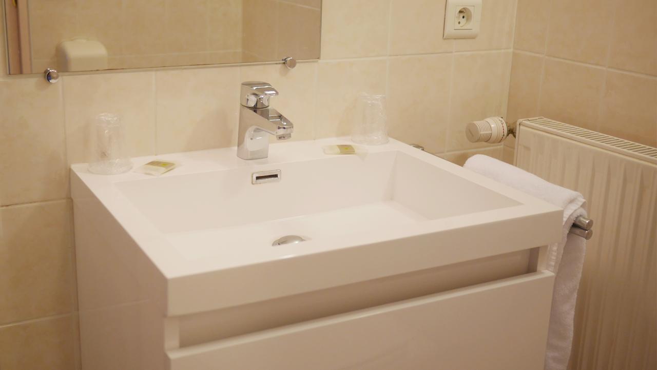 Logis Saint Louis Hotel La Suze-sur-Sarthe ภายนอก รูปภาพ