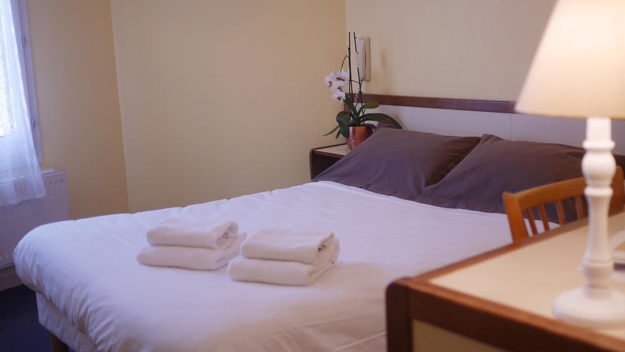 Logis Saint Louis Hotel La Suze-sur-Sarthe ภายนอก รูปภาพ